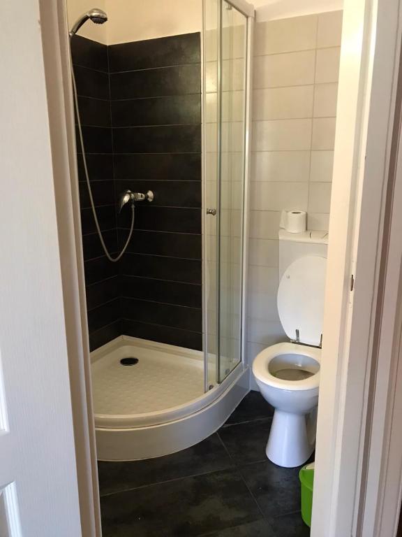 A bathroom at Harsányi vendégház