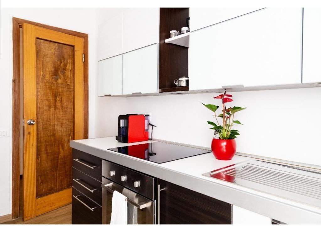 een keuken met een aanrecht met een rood apparaat bij Casa Primavera in Bergamo