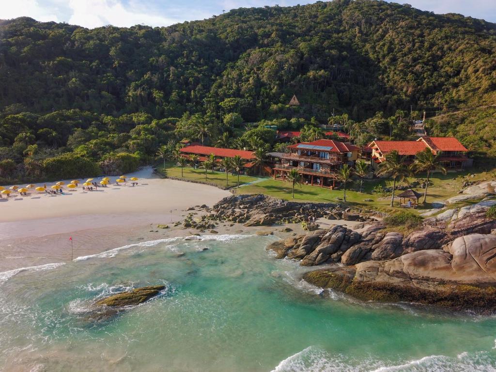 een luchtzicht op een strand met een resort bij Hotel Atalaia do Mariscal in Bombinhas