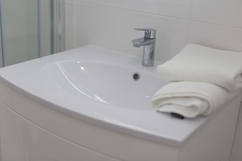 Koupelna v ubytování Adria House