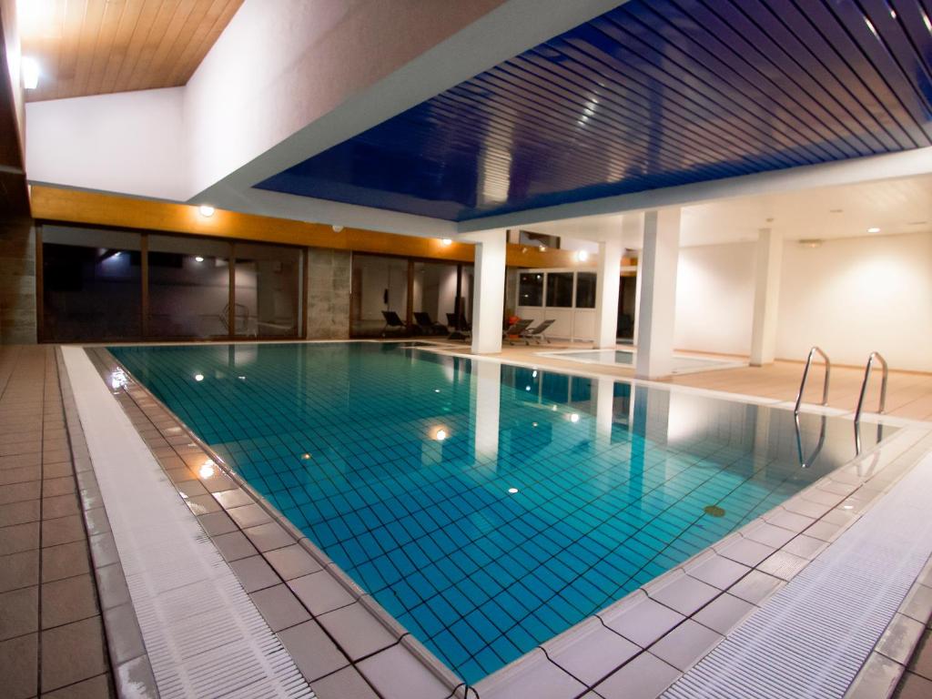 - une grande piscine dans un bâtiment dans l'établissement Hôtel Le Bellevue, à Thollon-les-Mémises