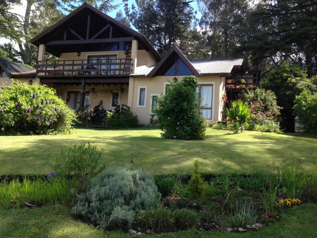 uma casa com um jardim em frente em EL PARAISO DEL DESCANSO em Sierra de los Padres