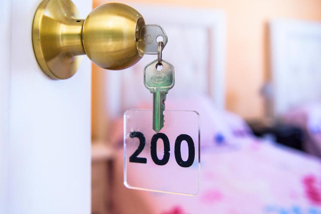 una etiqueta con un número colgando de un pomo de puerta en gcprestige en Estepona
