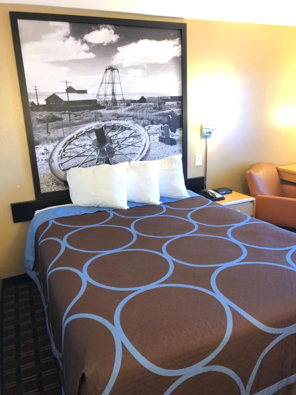 Postel nebo postele na pokoji v ubytování Super 8 by Wyndham Carson City Lake Tahoe