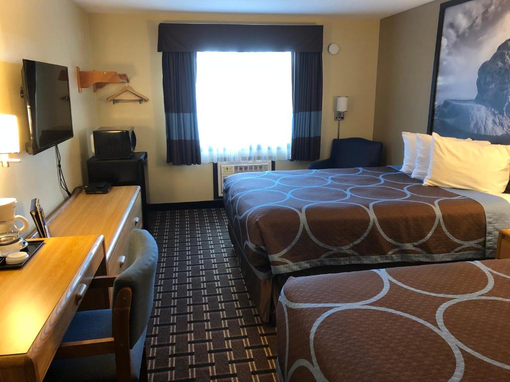Postel nebo postele na pokoji v ubytování Super 8 by Wyndham Carson City Lake Tahoe