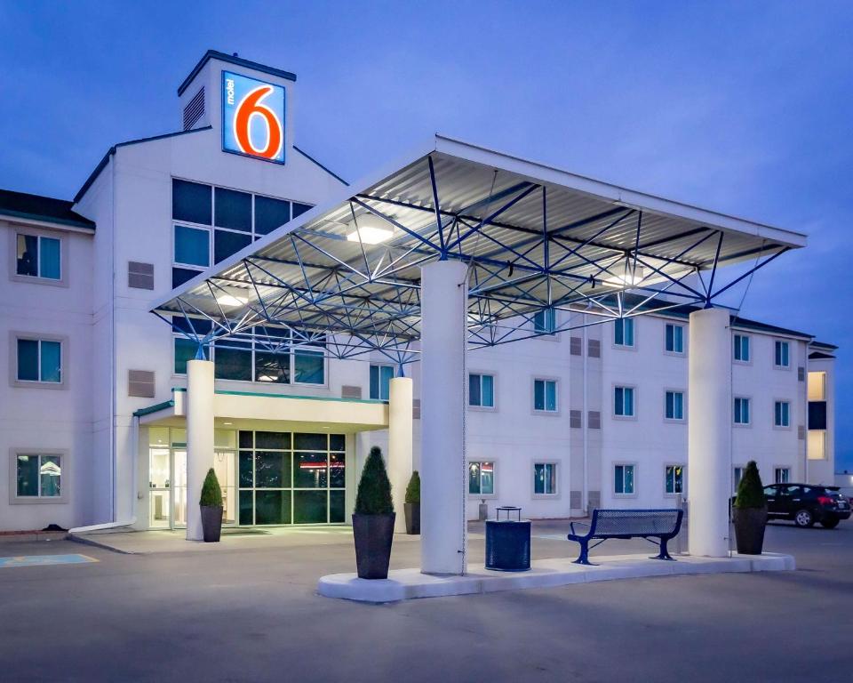 a building with a sign on top of it at Motel 6-Saskatoon, SK in Saskatoon