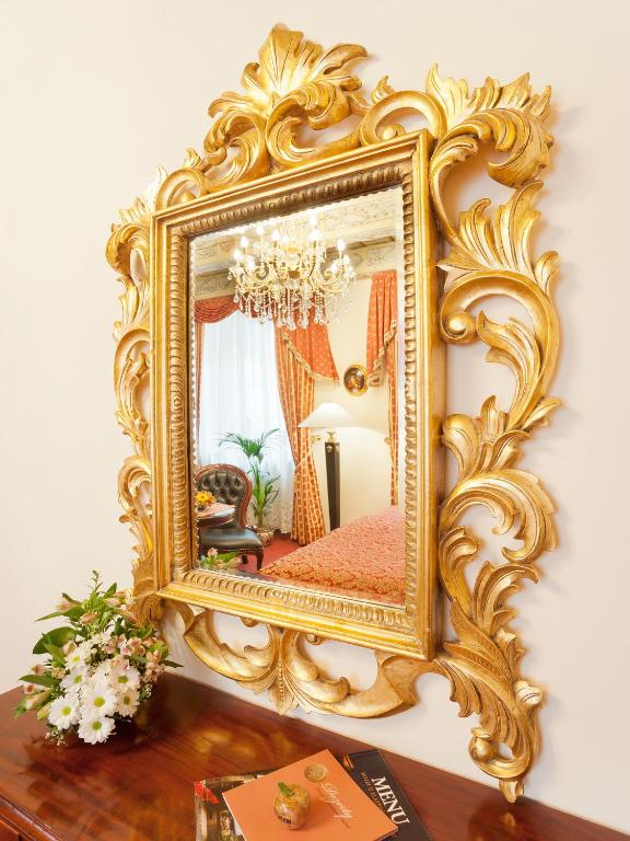 Hotel U Zlatého Stromu Prague by BHG - Resim 37