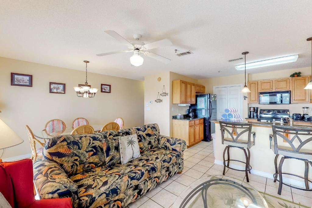 ein Wohnzimmer mit einem Sofa und einer Küche in der Unterkunft Grand Caribbean in Pensacola