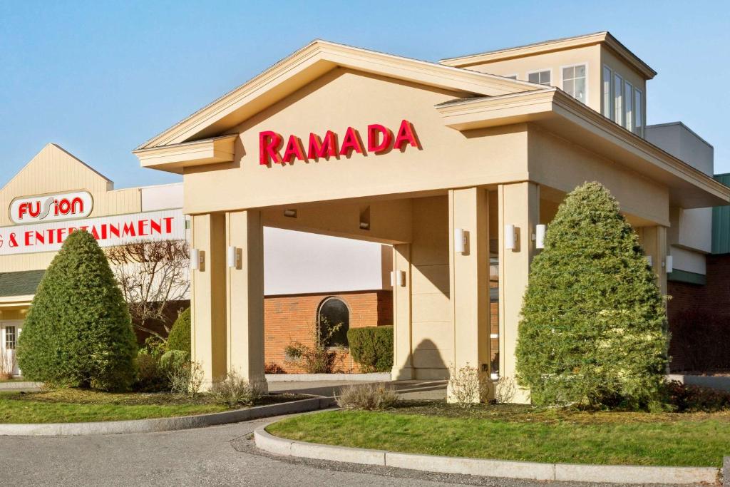 Ramada Hotel & Conference Center by Wyndham Lewiston في لويستون: مبنى عليه علامة الرامبلي