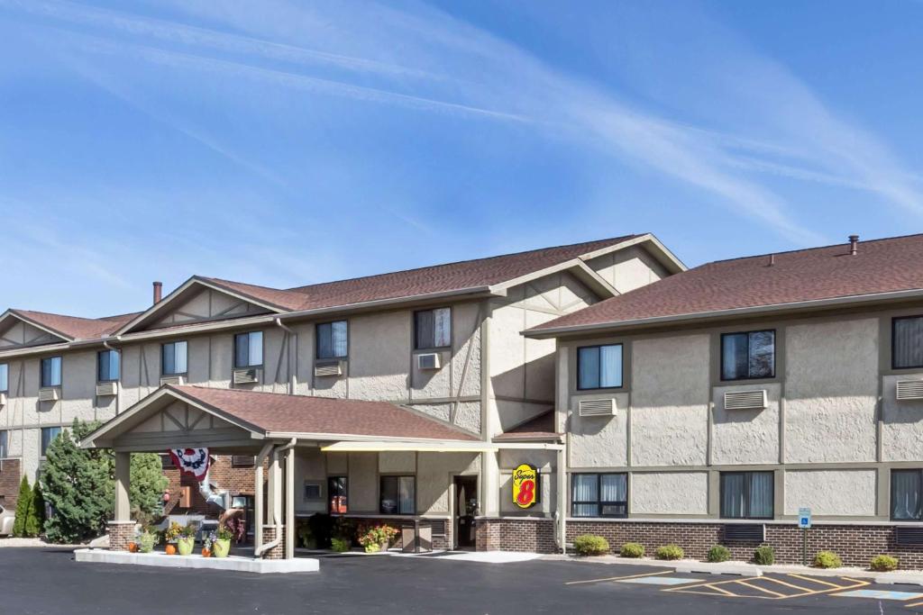 a rendering of a hotel with a parking lot at Super 8 by Wyndham Ottawa Starved Rock in Ottawa