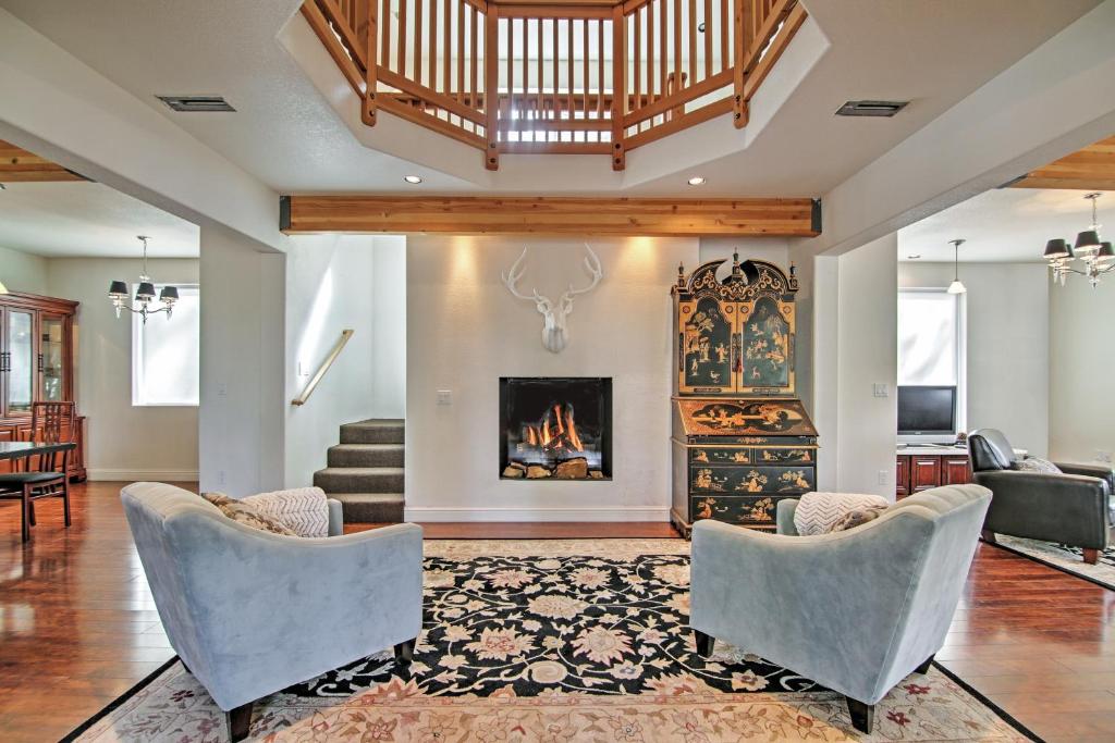 Χώρος καθιστικού στο 1 Mi to Mtn, 1 More to Shore! Luxury Tahoe Home