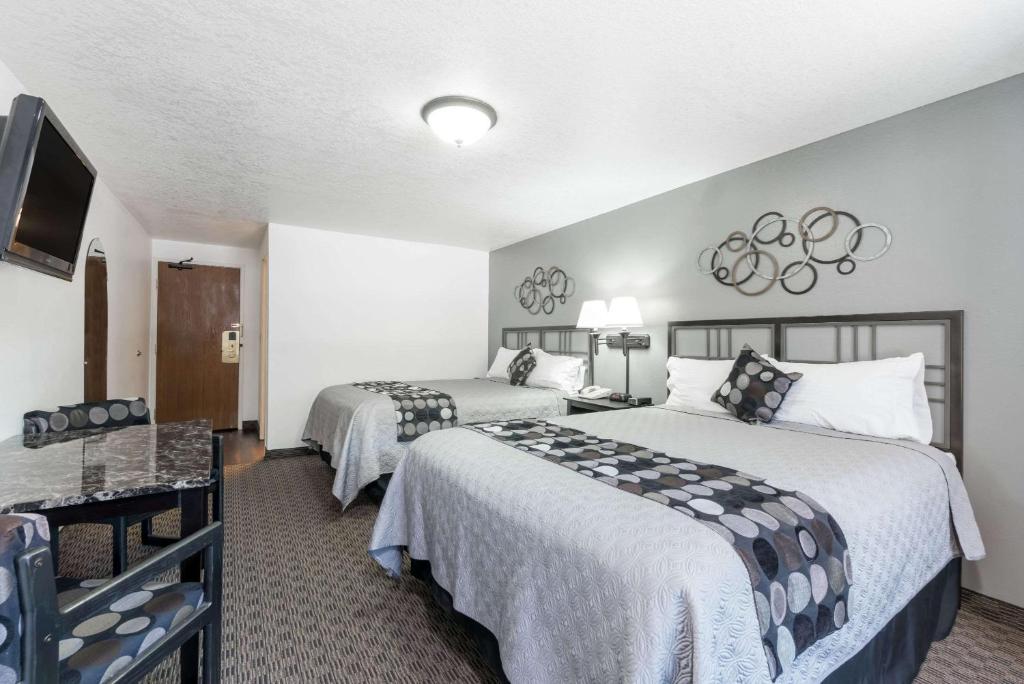 Super 8 by Wyndham Deadwood Black Hills Area - Queen Room Met Twee Queensize Bedden - Niet -roken