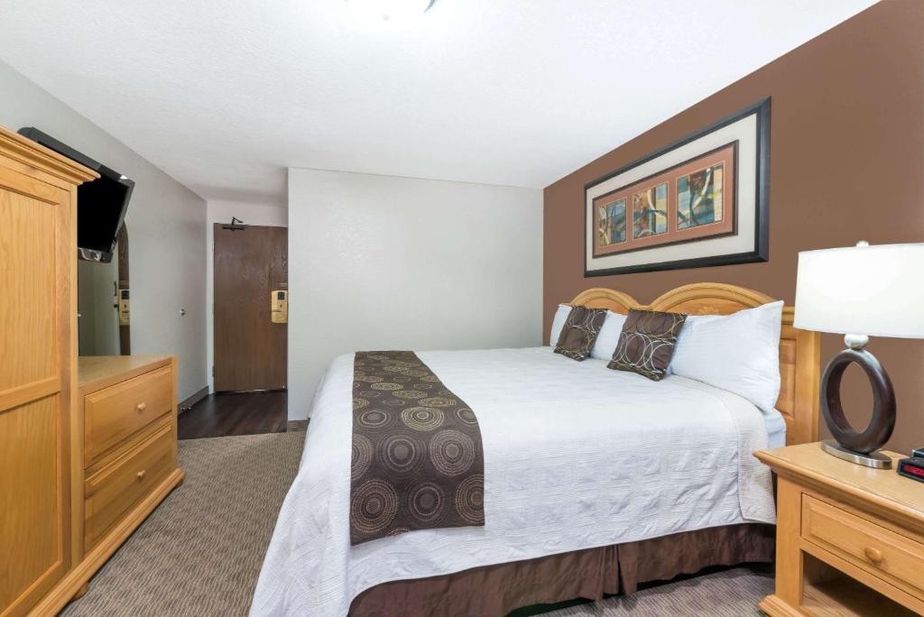 Super 8 by Wyndham Deadwood Black Hills Area - Deluxe King Suite Met Bubbelbad - Niet -roken