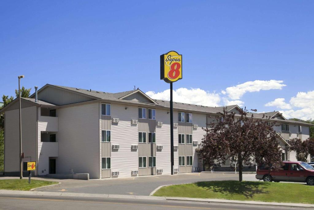 un edificio con un cartello stradale davanti di Super 8 by Wyndham Pocatello a Pocatello