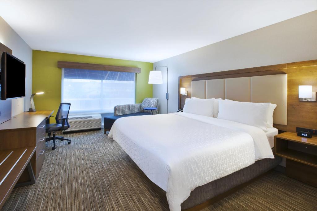 Holiday Inn Express & Suites Grand Rapids Airport North by IHG photo