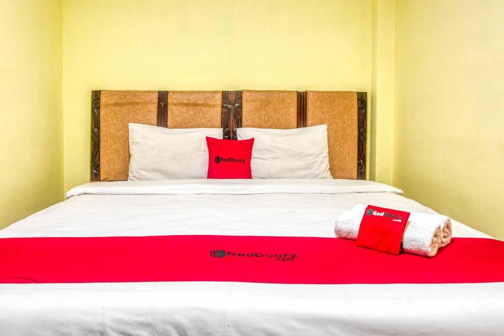 Postel nebo postele na pokoji v ubytování RedDoorz @ Jalan Kapten Muslim Medan