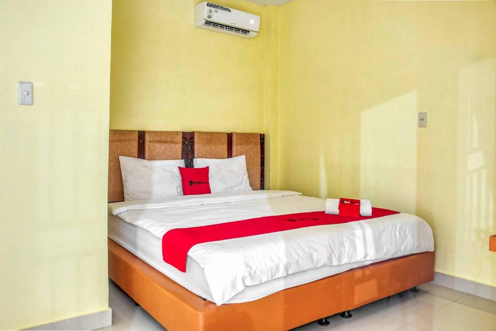 Postel nebo postele na pokoji v ubytování RedDoorz @ Jalan Kapten Muslim Medan