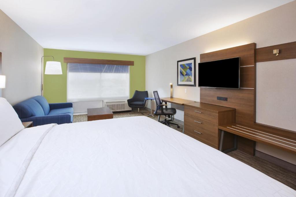 Holiday Inn Express & Suites Grand Rapids Airport North by IHG photo