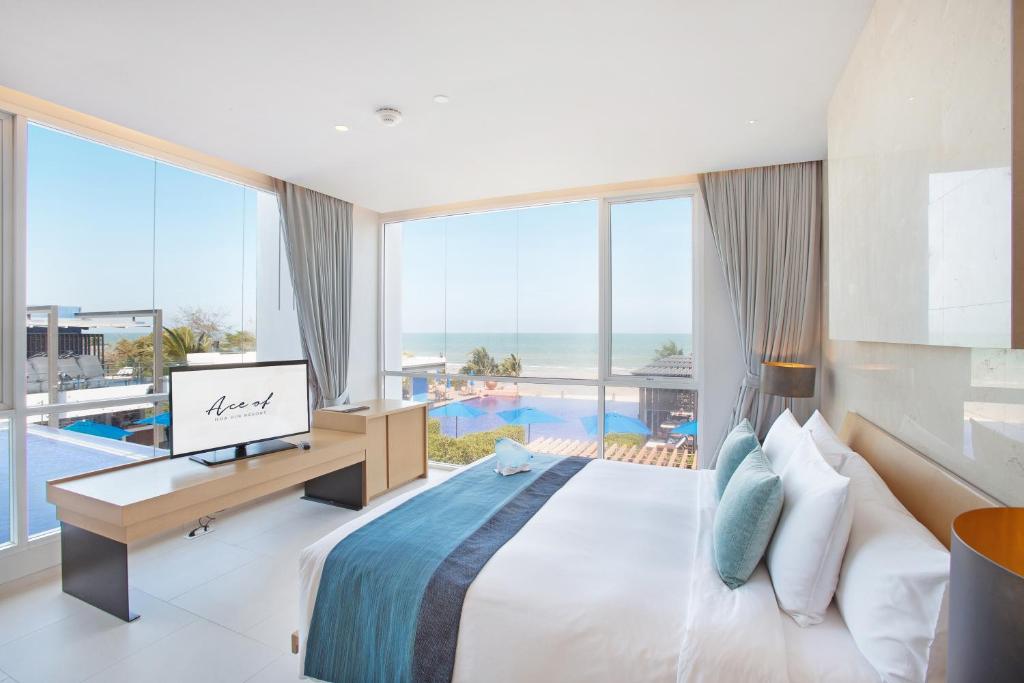 Postel nebo postele na pokoji v ubytování Ace of Hua Hin Resort - SHA PLUS