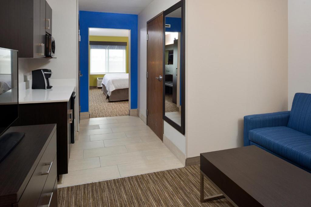 Holiday Inn Express & Suites Pueblo by IHG - 特大号床套房