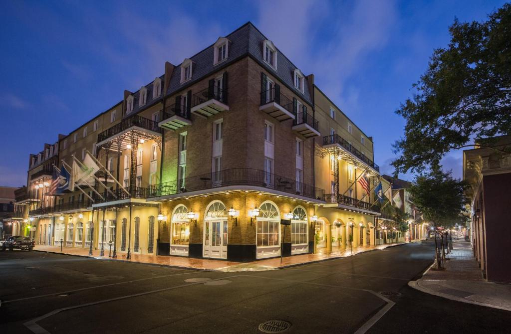 un grand bâtiment situé dans une rue de la ville la nuit dans l'établissement Holiday Inn Hotel French Quarter-Chateau Lemoyne, an IHG Hotel, à La Nouvelle-Orléans