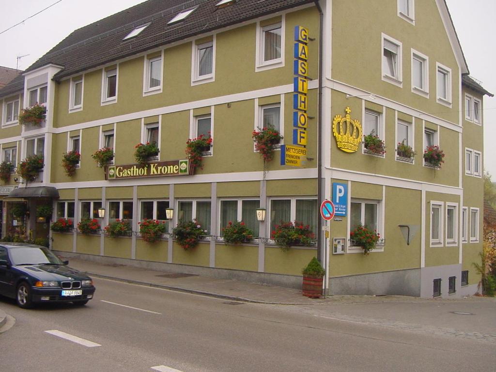 Hotel Krone في Neresheim: فندق تقف امامه سيارة