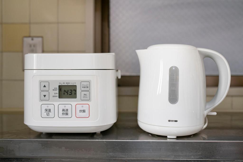 Příslušenství pro přípravu čaje a kávy v ubytování Uhome Akihabara Apartment 3