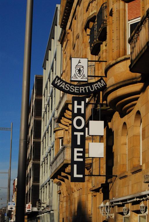 ein Schild an der Seite eines Gebäudes in der Unterkunft Wasserturm Hotel Mannheim in Mannheim