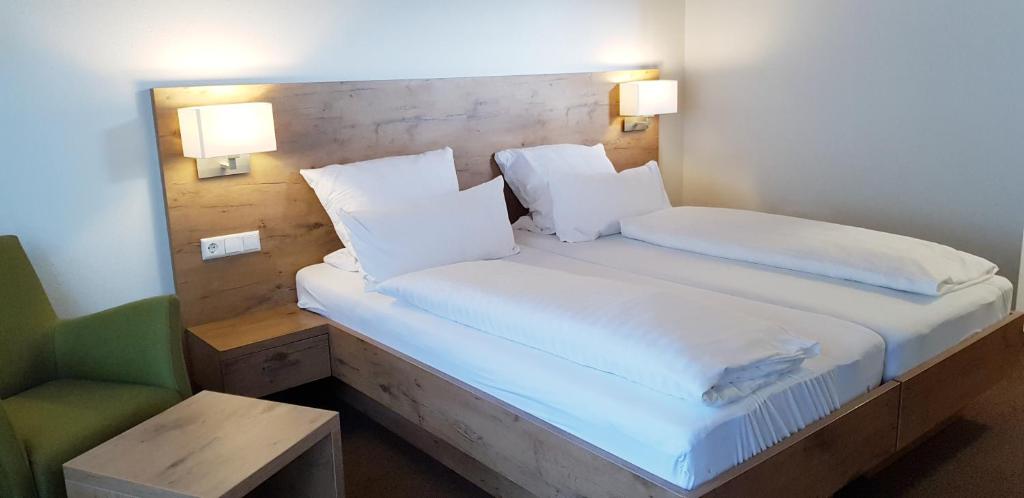 Postel nebo postele na pokoji v ubytování Hotel Schiff Nagold