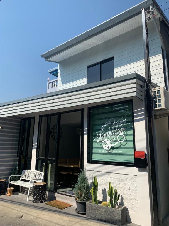 un frente de tienda con aversión para en Youniverse Homestay, en Chiang Mai