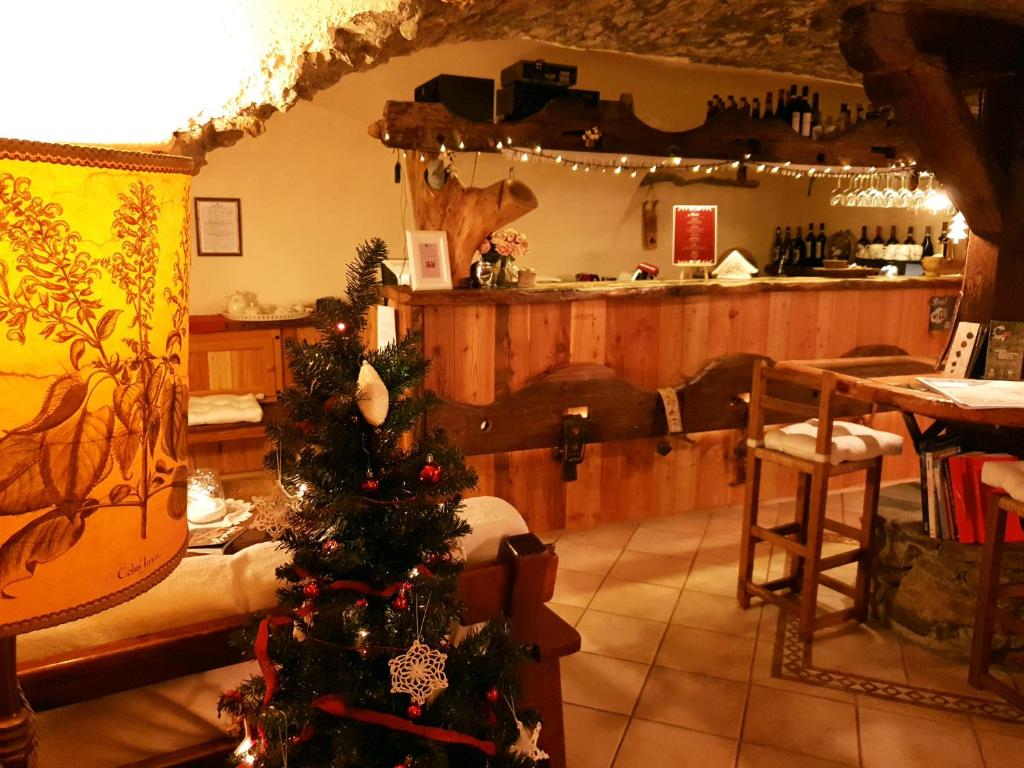 A restaurant or other place to eat at Maison Du-Noyer Chambres et Tables d'Hotes