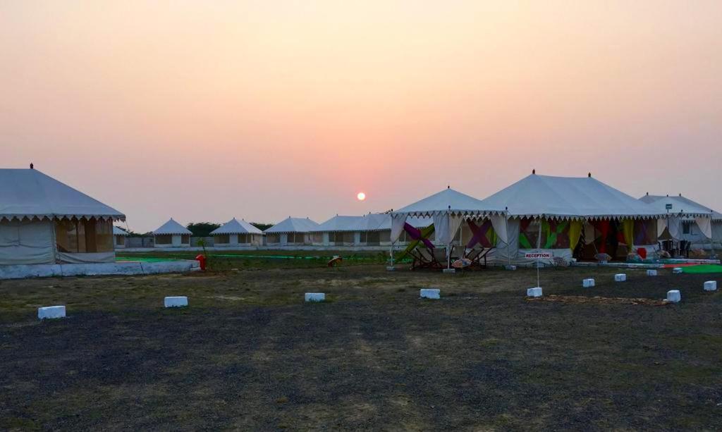 Východ nebo západ slunce při pohledu z luxury tent nebo okolí