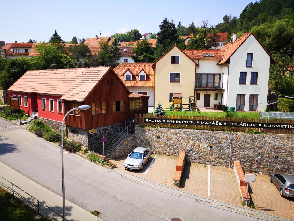 una casa con un coche aparcado delante de ella en Penzion Delanta, en Český Krumlov