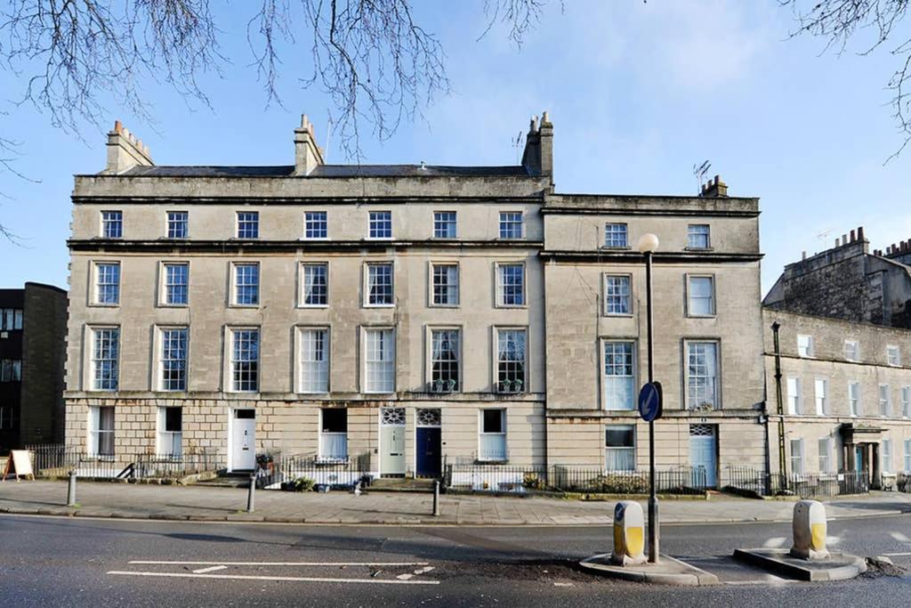 un antiguo edificio al lado de una calle en Beautiful Studio with private outside terrace en Bath