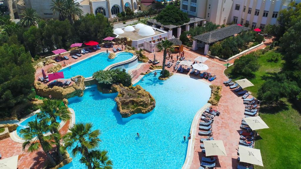 una vista aérea de una piscina en un complejo en Medina Solaria And Thalasso en Hammamet