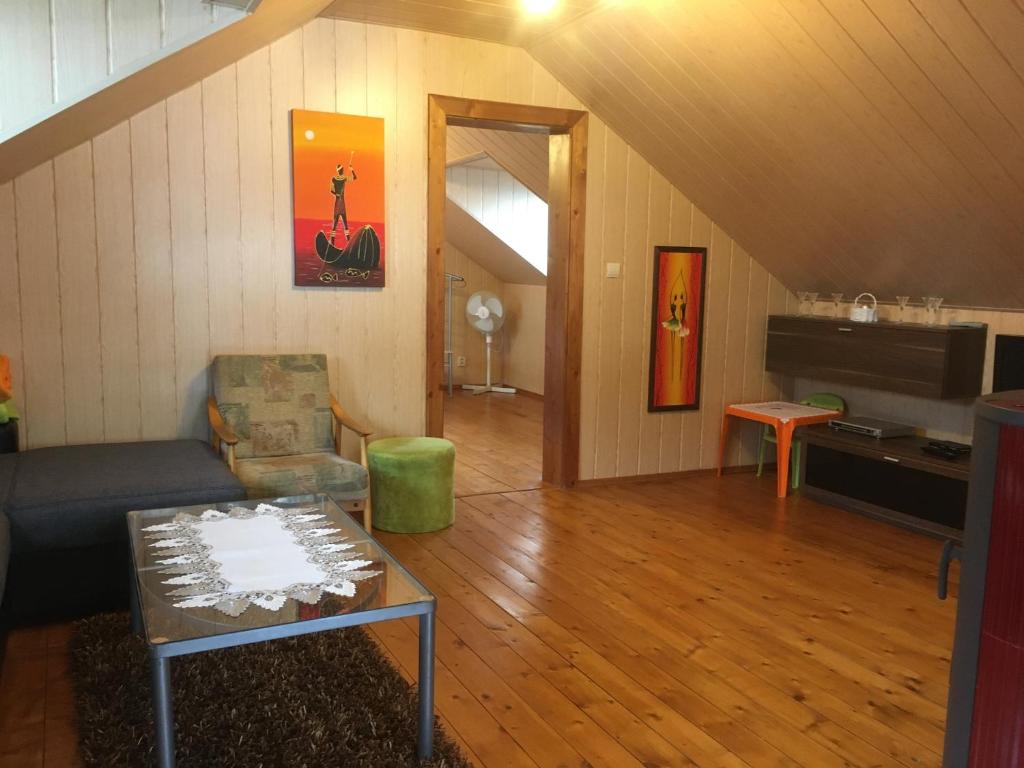 Televízia a/alebo spoločenská miestnosť v ubytovaní Apartman U Holica
