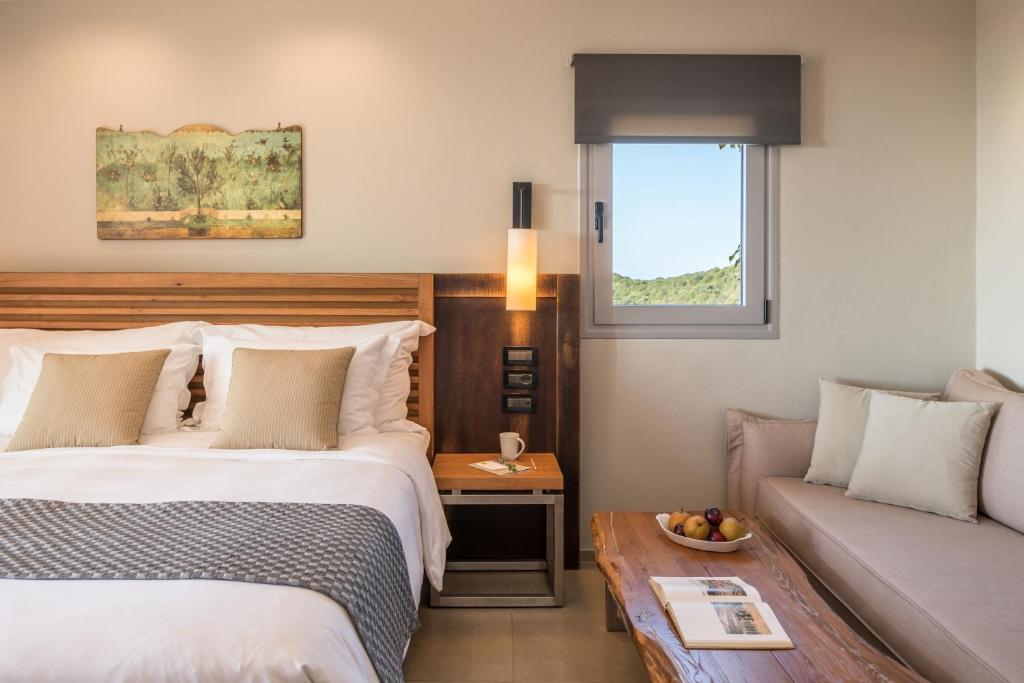 Posteľ alebo postele v izbe v ubytovaní Movenpick Resort Agios Nikolaos Sivota