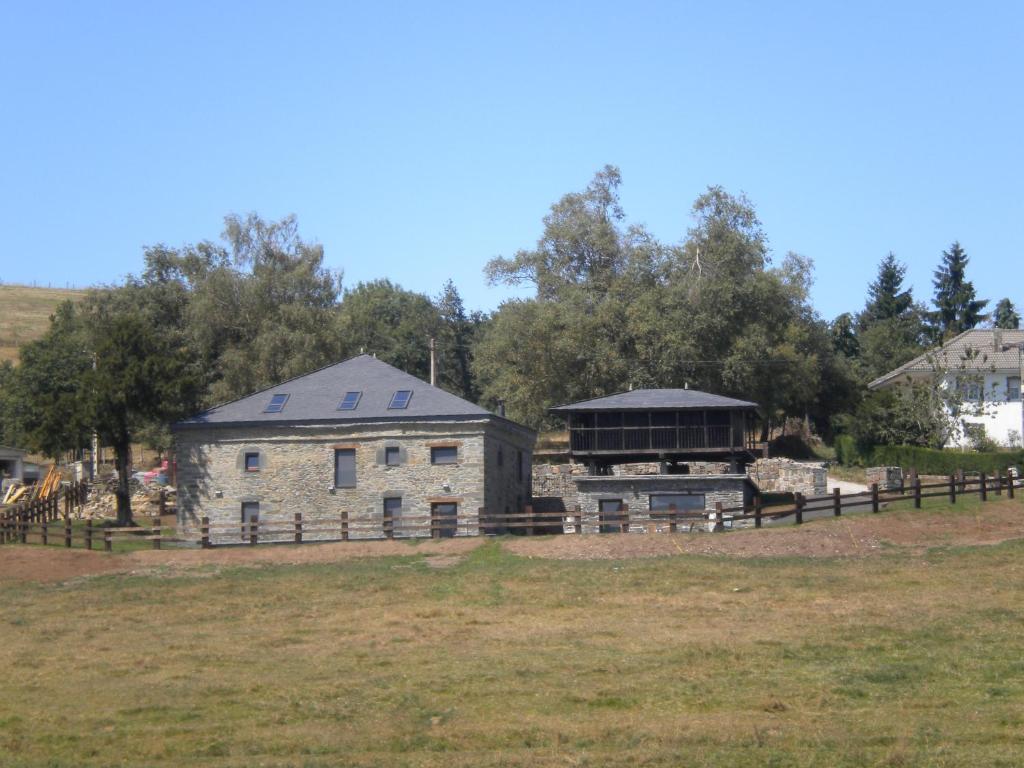 ein Bauernhof mit einem Gebäude in der Mitte eines Feldes in der Unterkunft Casa de Aldea Araceli in Berducedo