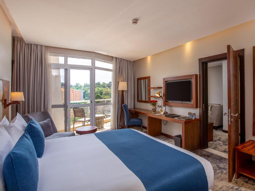 Postel nebo postele na pokoji v ubytování Golden Tulip Canaan Kampala