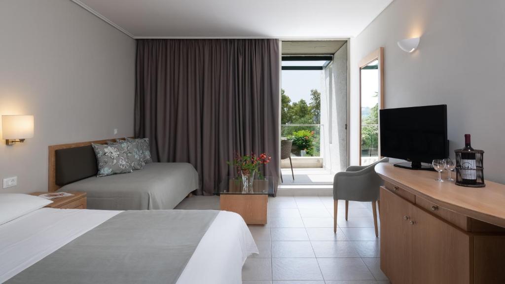 TV a/nebo společenská místnost v ubytování Kontokali Bay Resort & Spa