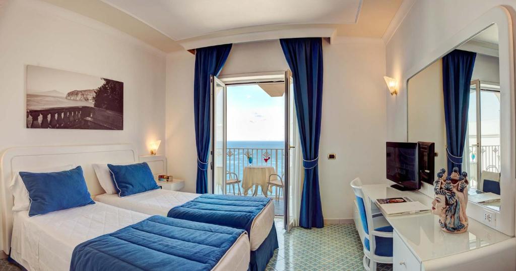Postel nebo postele na pokoji v ubytování Grand Hotel Riviera