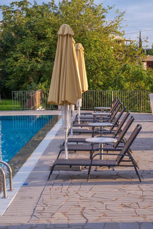 Bazén v ubytovaní Movenpick Resort Agios Nikolaos Sivota alebo v jeho blízkosti