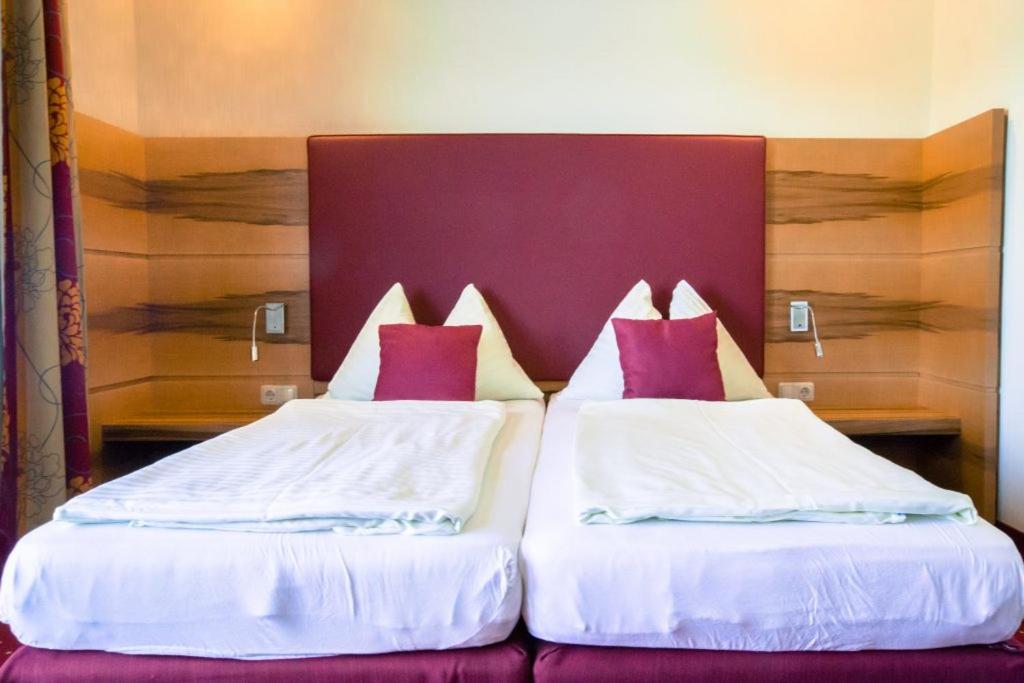 Postel nebo postele na pokoji v ubytování Fischwirtshaus Landmotel Die Donaurast
