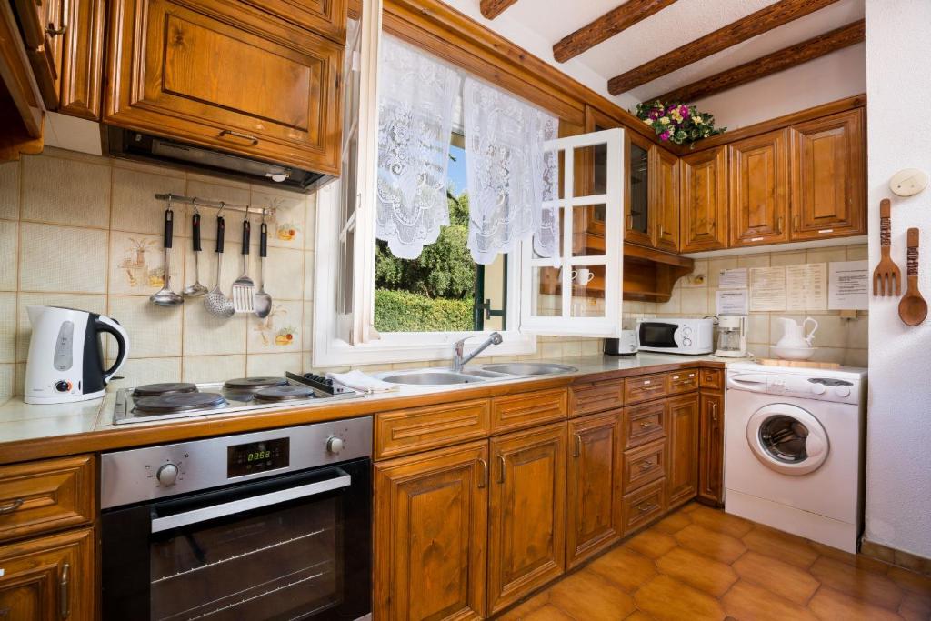 Kuchyň nebo kuchyňský kout v ubytování Villa Angelos