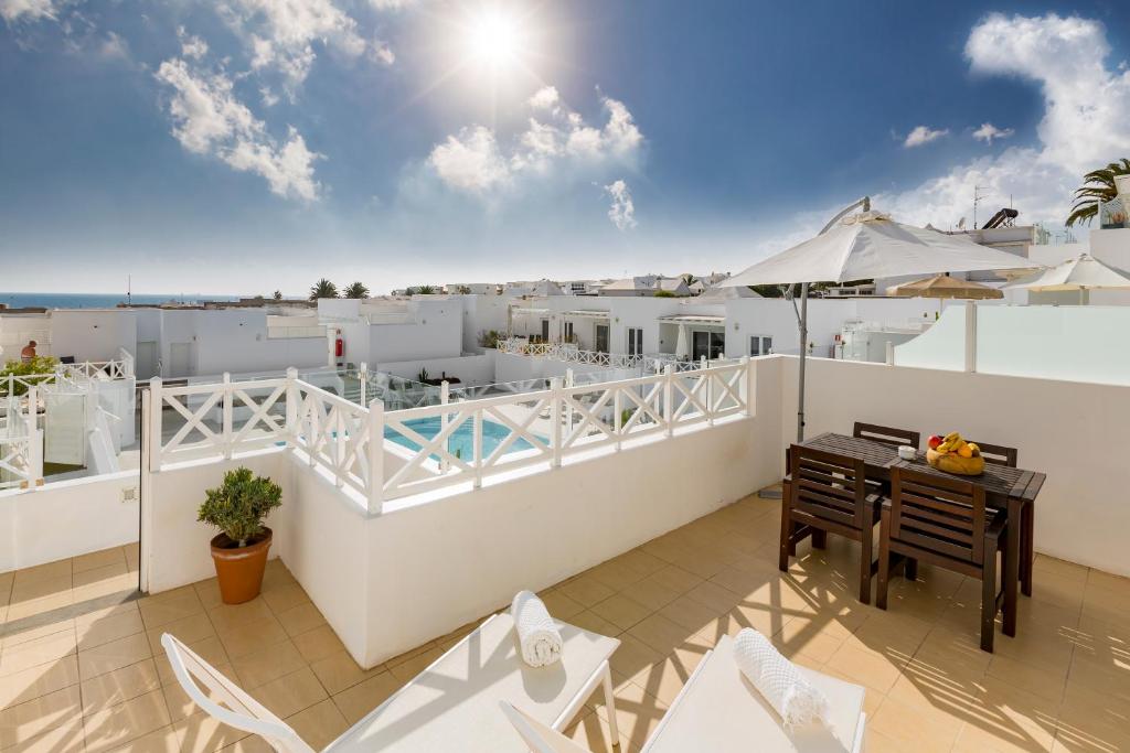 una vista dal balcone di una casa di Flower Beach Suite 20 a Playa Honda