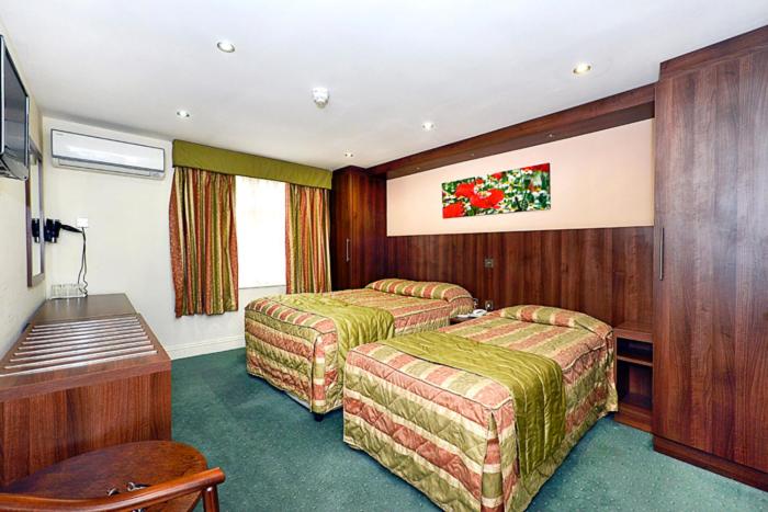 A bed or beds in a room at Oliver Hotel