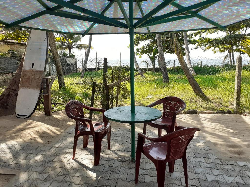 - une table et des chaises sous un parasol sur la terrasse dans l'établissement Fort Sea View Hotel, à Matara