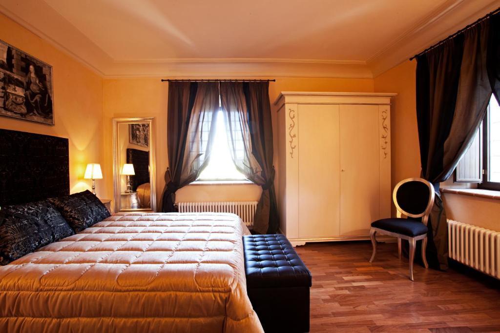 A bed or beds in a room at Castello Izzalini Todi Resort