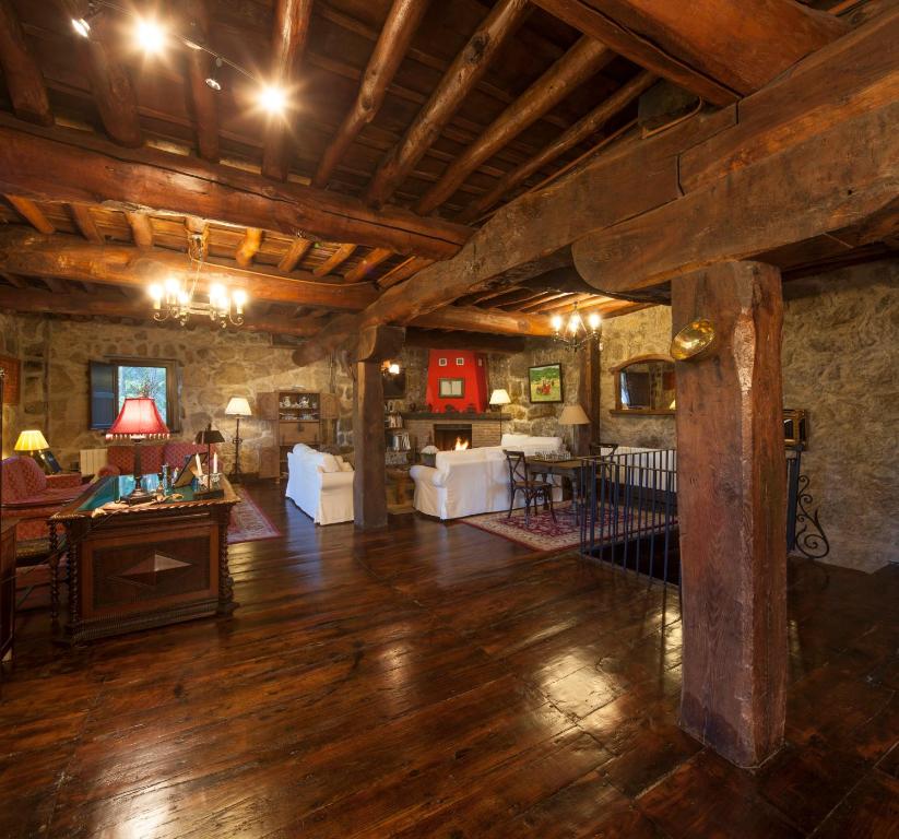 Duży salon z drewnianymi podłogami i sufitem aamed w obiekcie Posada Real Ruralmusical w mieście Puerto de Béjar
