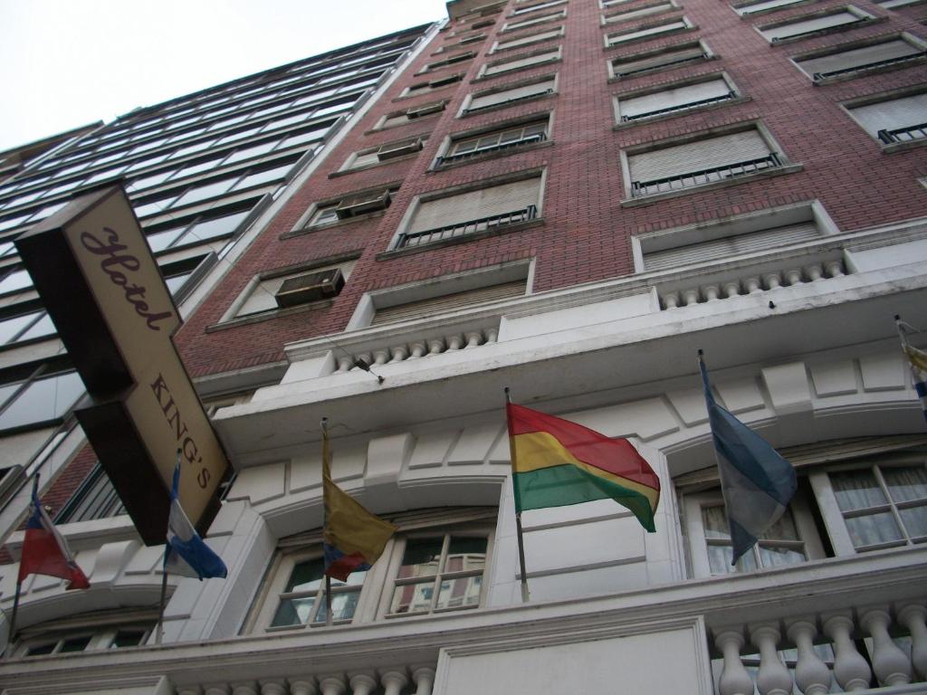 un edificio con bandiere di fronte di King's Hotel a Buenos Aires